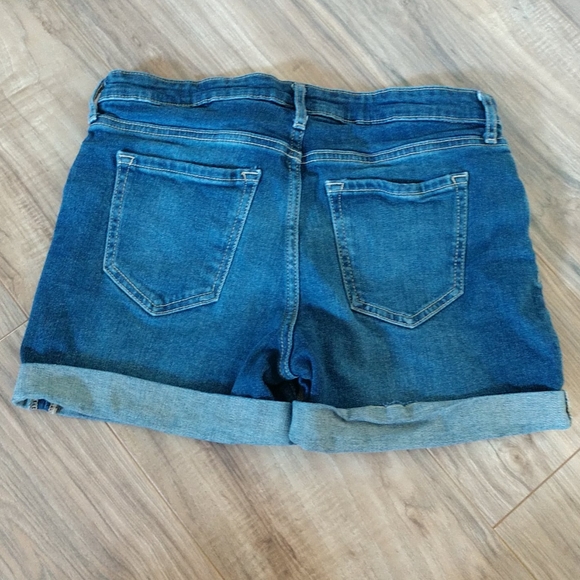 GAP Girlfriend Short - Picture 2 of 4